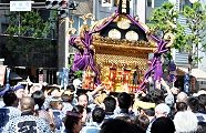 神保町交差点を悠然と周回。'12.05.05.