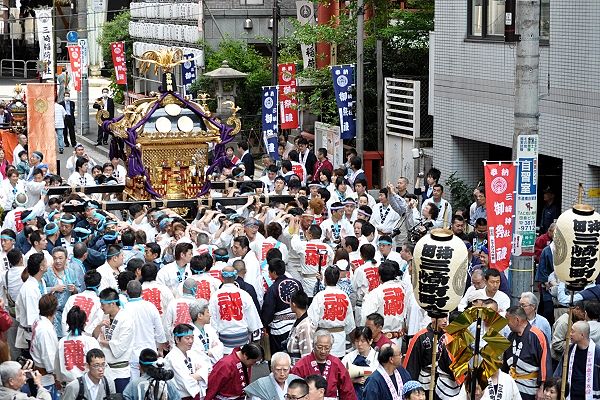 鳥居前から神田三崎町会の担ぎ。'12.05.05.