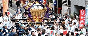 神田三崎町会の綺麗に揃えた担ぎ。'12.05.05.