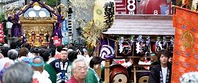 祭礼行列が宮神輿を先導。'12.05.05.