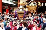 随行の小神輿の宮出し。'12.05.05.