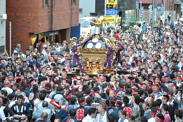 怒濤の神輿担ぎは途切れない。'12.05.05.