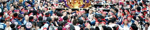 担ぎ手の華棒争奪戦です。'12.05.05.