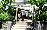 ビルに囲まれた社殿。'12.05.13.
