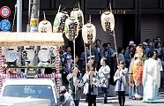 渡御列が本郷通りへ。'12.05.13.