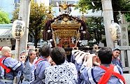 鳥居の注連縄引掛けての宮出し。'12.05.11.