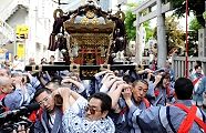 とても氏子役員の担ぎとは思えぬ。'12.05.11.