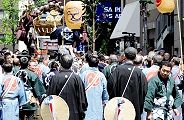 粋ですね羽織袴姿に菖蒲笠。'12.05.11.