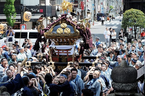 大観音寺山門石段下での神輿揉み。'12.05.11.