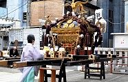 ビジネス街早朝の神事。'12.05.11.