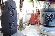 往時の賑わい偲ぶ石塔。'12.05.11.