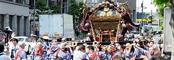 浴衣姿の力強い宮出しの担ぎ。'12.05.11.