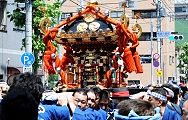 橋場交番交差点を威勢よく担ぐ。'12.05.27.
