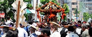 神輿引渡し前の最後の神輿揉み。'12.05.27.