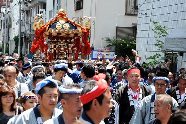 複雑な渡御路の住宅地を威勢よく担ぐ。'12.05.27.