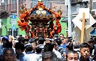 複雑渡御路の路地中も威勢よく。'12.05.27.