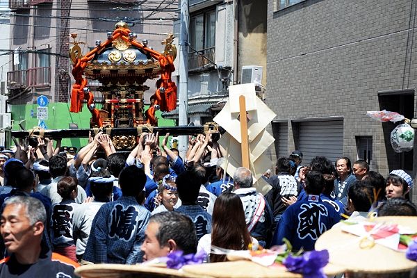 石浜三丁目町会の息の合った差し上げ。'12.05.27.