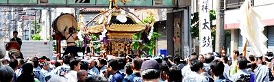 撥打つ五神太鼓に対峙して神輿揉み。'12.05.27.
