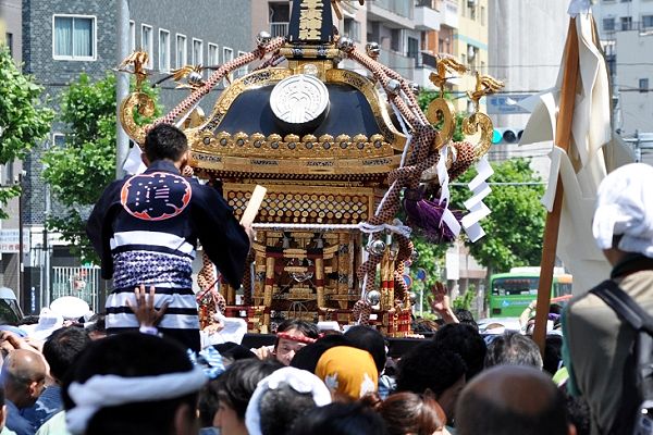 まだだと神輿揉み続ける担ぎ手に木が入る。'12.05.27.