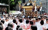 揃いの稲荷半纏での宮出。'12.05.27.