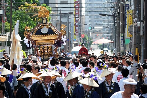 神社鳥居前から稲荷半纏の宮出し。'12.05.27.