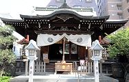 マンション迫る社殿。'12.05.27.