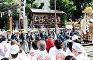 鳥居前路上での出御祭。'12.05.27.