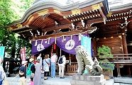 参拝者が続く拝殿。'12.05.13.
