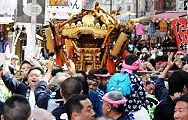路地中を掻き分け巡行。'12.05.13.