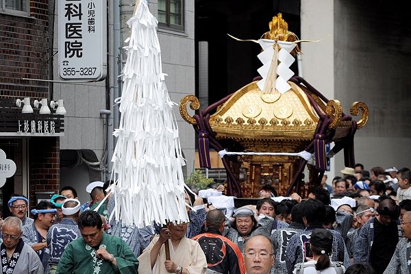 外苑東通り高架下を渡御。'12.06.03.