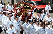 中神輿は外側担ぎ。'12.06.02.
