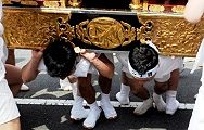 しゃがみ込む台座持ち。'12.06.02.