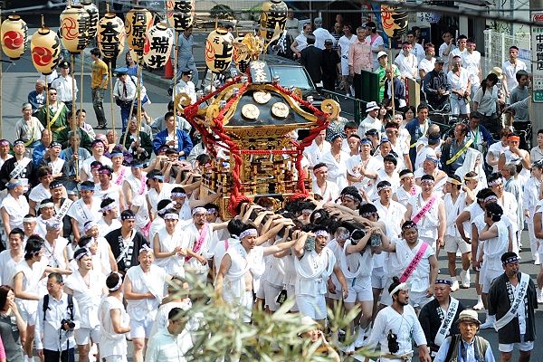 小塚原通りを二天棒の御本社大神輿が担がれてくる。'12.06.02.