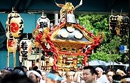 高架潜る御本社神輿。'12.06.02.