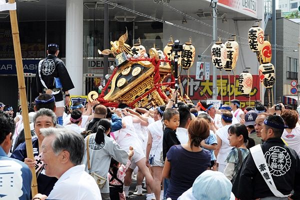 旧日光街道の交差点での神輿振り。'12.06.02.