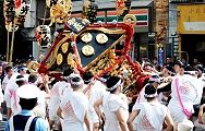 小塚原通りで豪快な神輿振り。'12.06.02.