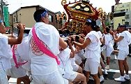 神輿指揮者の合図で神輿振り。'12.06.02.