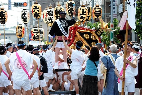 大きくゆったりと傾く神輿振り。'12.06.02.