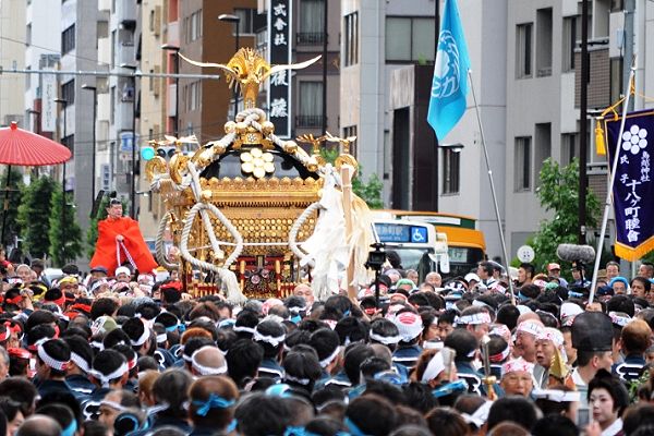 春日通りを渡御の三桂町会。'12.06.10.
