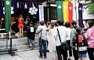 拝殿に参拝者が列作る。'12.06.10.