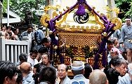 鳥居を潜り参道へ下り宮出しへ。'12.06.03.