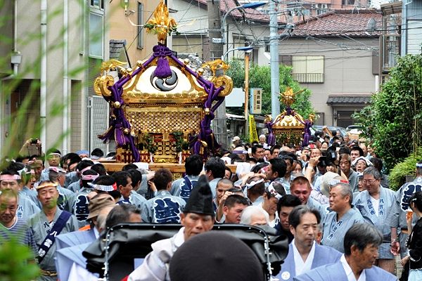 渡御列が路地中を進んでくる。'12.06.03.