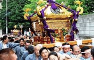 路地中を大・中神輿が渡御。'12.06.03.