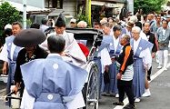 人力車に乗った宮司。'12.06.03.