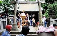 参道より一段高い境内。'12.06.03.