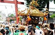 鳥居前でのヨコタ担ぎ。'12.07.29.