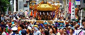 路地中へ入り込む体勢作り。'12.07.29.