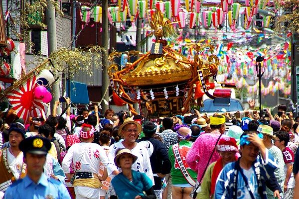 自慢の羽田の猟師町の大神輿だ。'12.07.29.