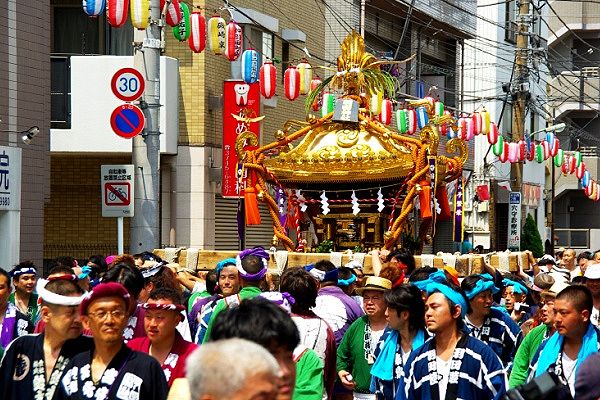 強い日差しのなか仲羽商店街を渡御。'12.07.29.
