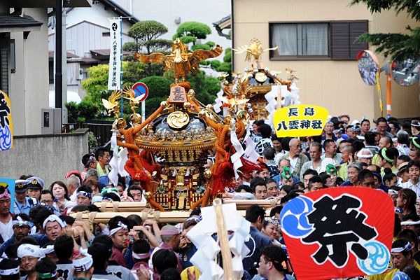 大団扇に鼓舞されて連なり渡御。'12.06.24.